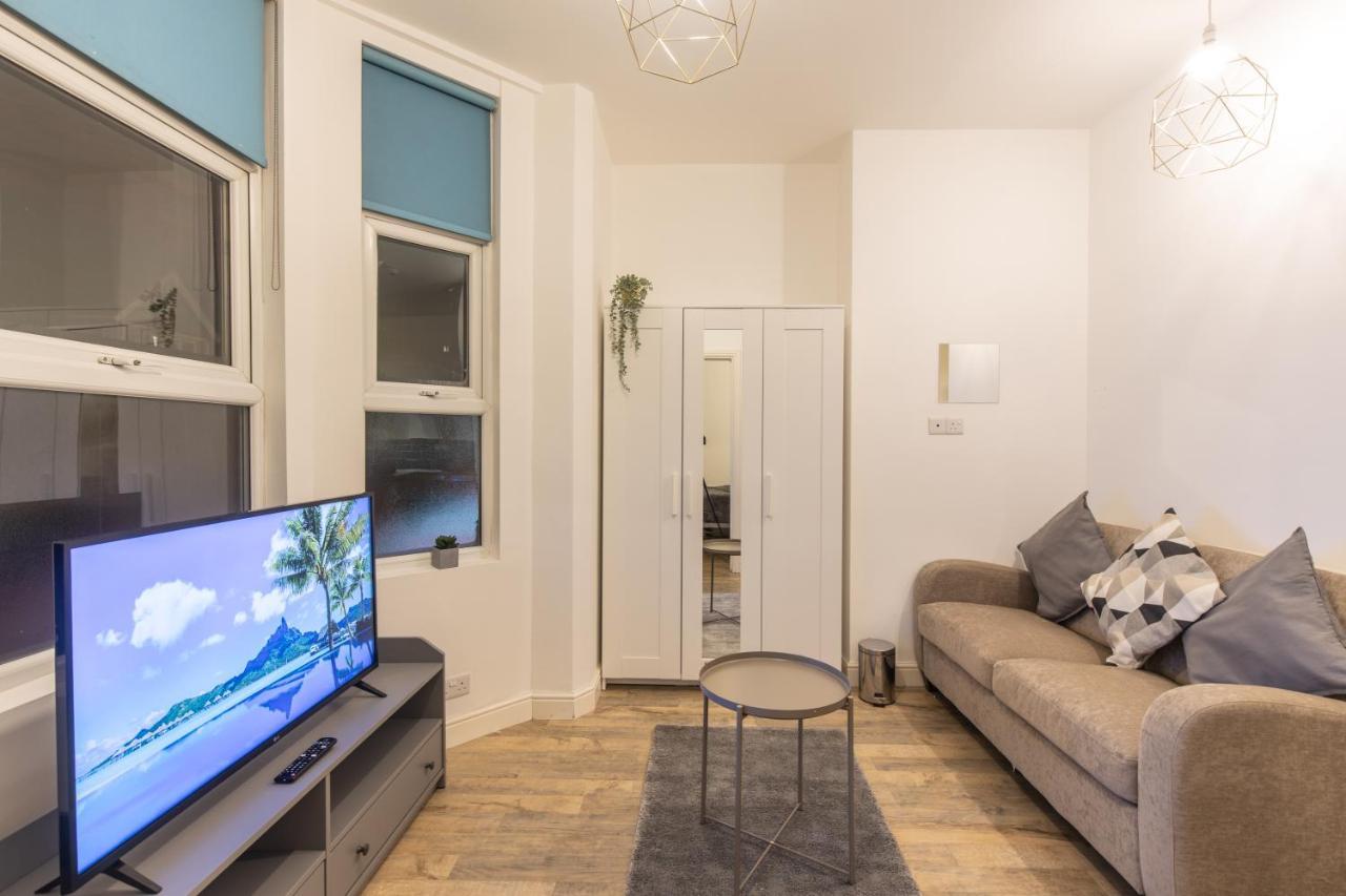 Cosy Modern Apartment, Grand Victorian Building, 5 Mins To Coventry City Centre Номер фото